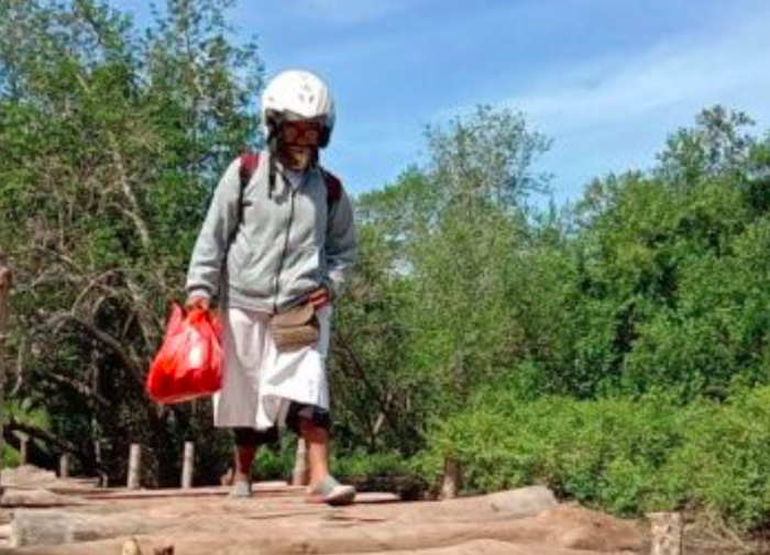 Demi Bagi Masker ke Warga Muslim, Suster di Flores Jalan Kaki Lewati Sungai dan Jembatan Kayu