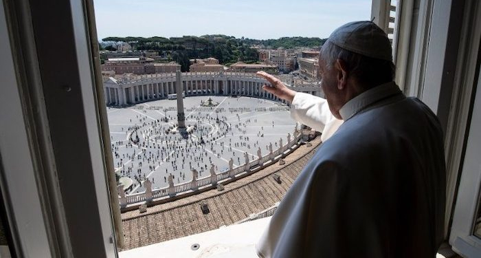 Kembali Sapa Umat di Lapangan St Petrus, Paus Minta Tetap Waspada dengan COVID-19