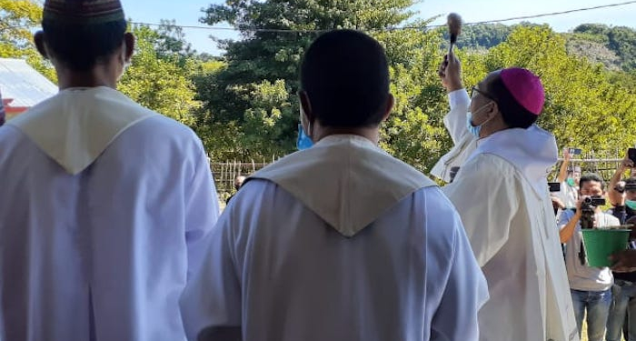 Kunjungi Umat, Uskup Ruteng Bagi Sembako dan Ajak Rawat Lingkungan