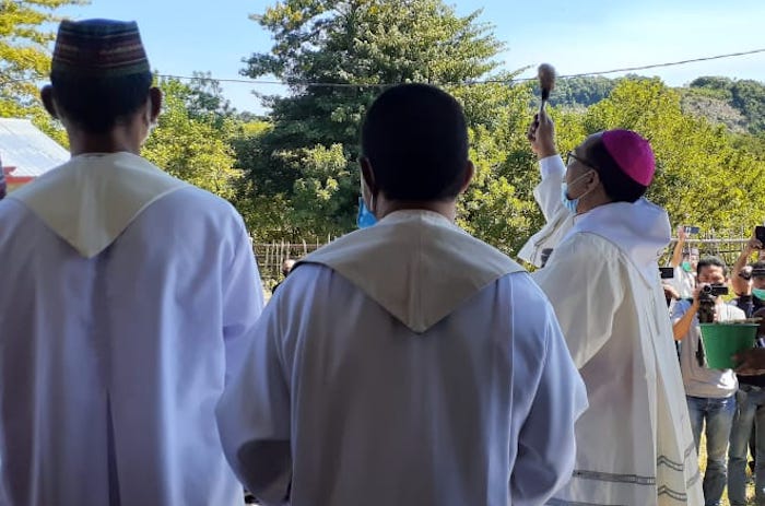 Kunjungi Umat, Uskup Ruteng Bagi Sembako dan Ajak Rawat Lingkungan