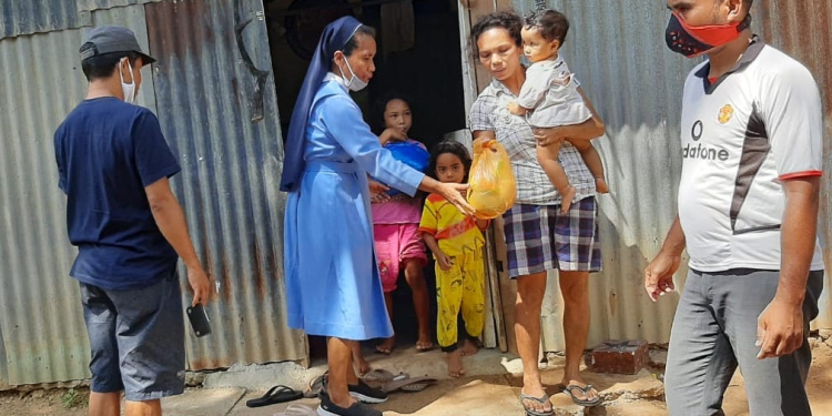 Di Tengah Pandemi, Suster-suster ini Setia Berbagi Kasih dengan Warga Sekitar