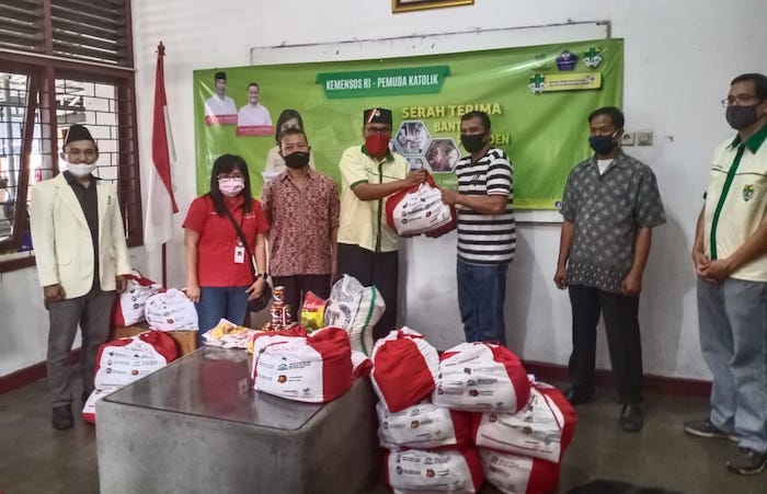 Pemuda Katolik Ikut Salurkan 1.000 Paket Sembako dari Presiden