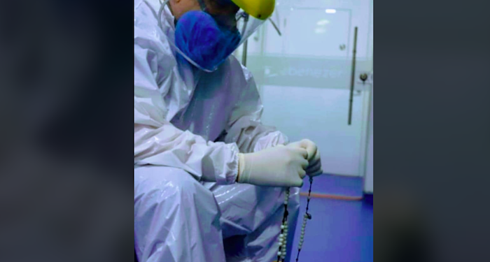Foto Seorang Dokter Sedang Berdoa Rosario di Rumah Sakit COVID-19 Jadi Viral