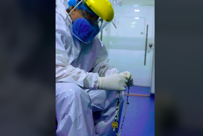 Foto Seorang Dokter Sedang Berdoa Rosario di Rumah Sakit COVID-19 Jadi Viral