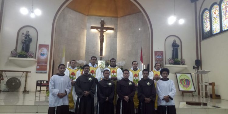 Empat Frater Berikrar Setia Seumur Hidup dalam Persaudaraan Fransiskan Indonesia