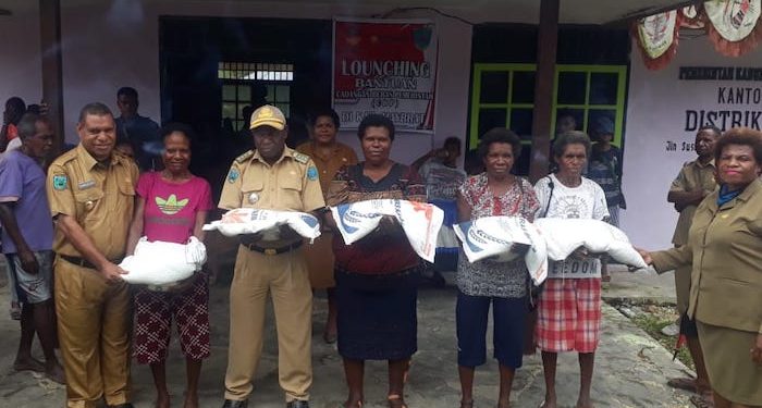 Wabup Maybrat Serahkan Bantuan CBP 6 ton ke Warga di Kumurkek