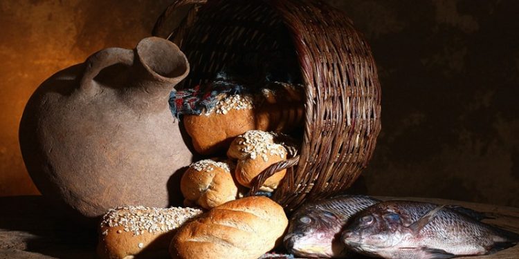 Lima Roti dan Dua Ikan Mengenyangkan Lima Ribu Orang: Mukjizat Penggerak Hati