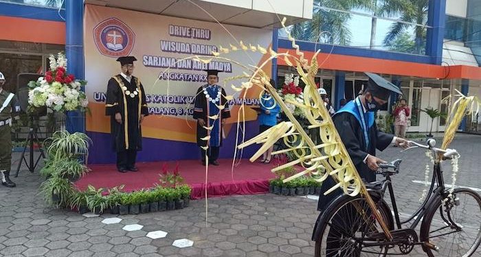 Wisuda ‘Drive Thru’ Universitas Katolik Widya Karya Malang: Cara Kreatif di Tengah Pandemi Covid-19