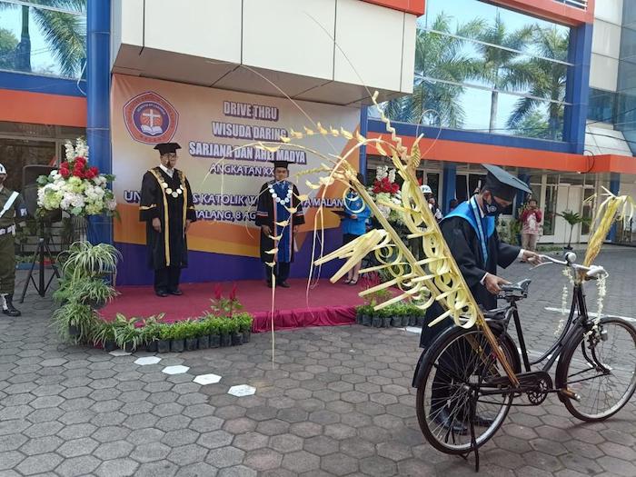 Wisuda ‘Drive Thru’ Universitas Katolik Widya Karya Malang: Cara Kreatif di Tengah Pandemi Covid-19