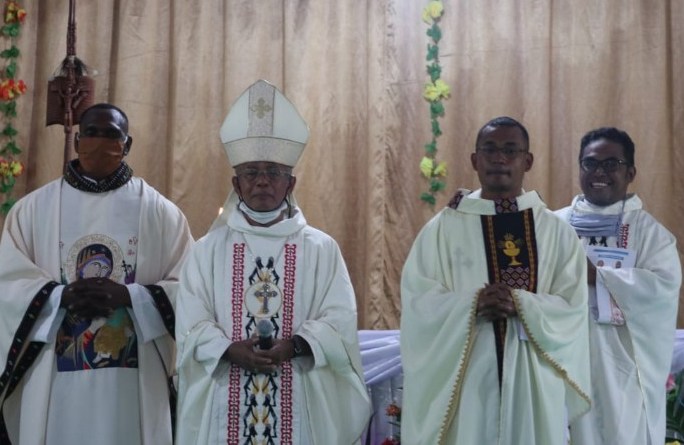 Uskup Agats Tahbis Dua Imam Baru