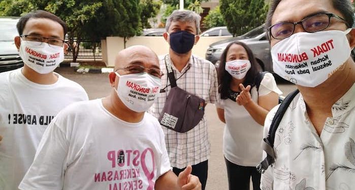 Sidang Kasus Pelecehan Seksual di Paroki Herkulanus Depok, Orangtua Korban Berdoa Rosario di Pengadilan