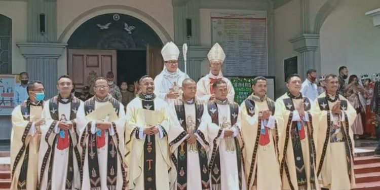 Uskup Sipri Tahbis Sembilan Imam Baru Keuskupan Ruteng