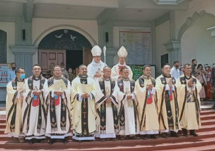 Uskup Sipri Tahbis Sembilan Imam Baru Keuskupan Ruteng