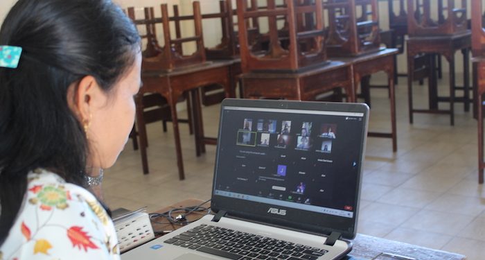 Guru ‘NgeZoom’ Berdiri, Murid ‘NgeZoom’ Berlari