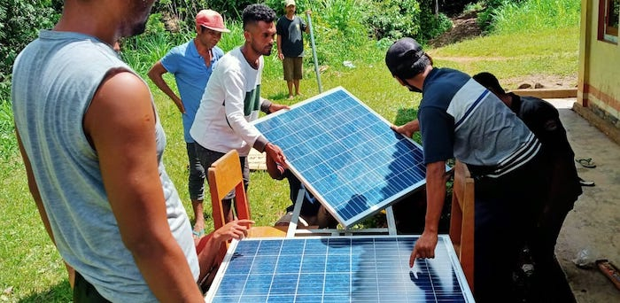 Pastor Fasilitasi Bantuan Panel Surya dari Yayasan di Jerman untuk Warga di Pedalaman Pulau Flores