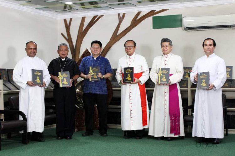 Kardinal Suharyo Luncurkan “Buku Tata Perayaan Ekaristi” Baru untuk Gereja Katolik Indonesia