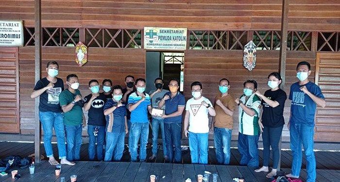 Pemuda Katolik Sekadau Beri Bantuan untuk Pemimpin Umat Sungai Kase yang Rumahnya Terbakar