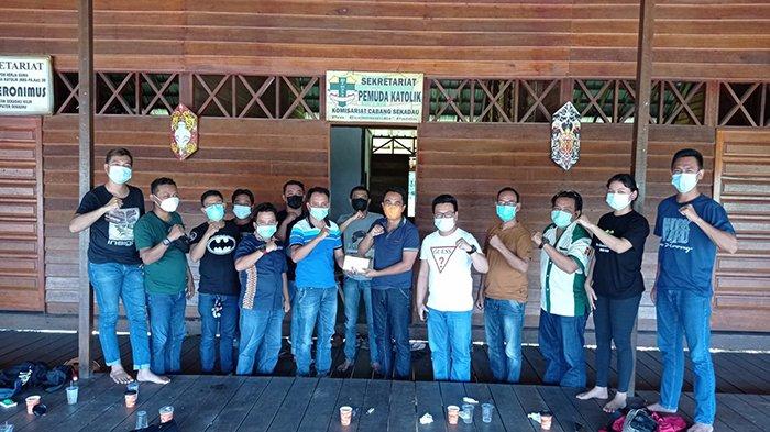 Pemuda Katolik Sekadau Beri Bantuan untuk Pemimpin Umat Sungai Kase yang Rumahnya Terbakar