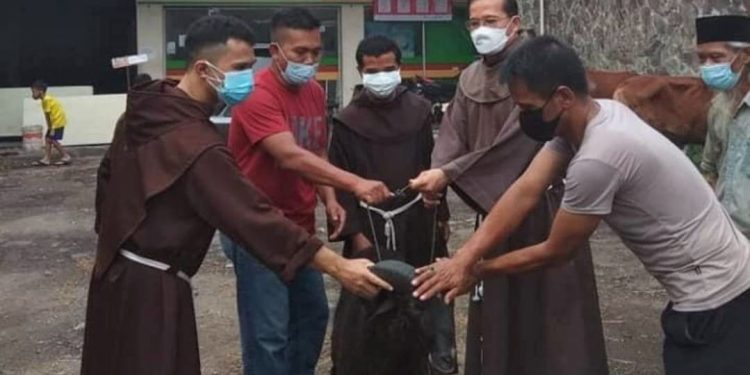 Fransiskan Beri Hewan Kurban untuk GP Ansor pada Idul Adha 2021