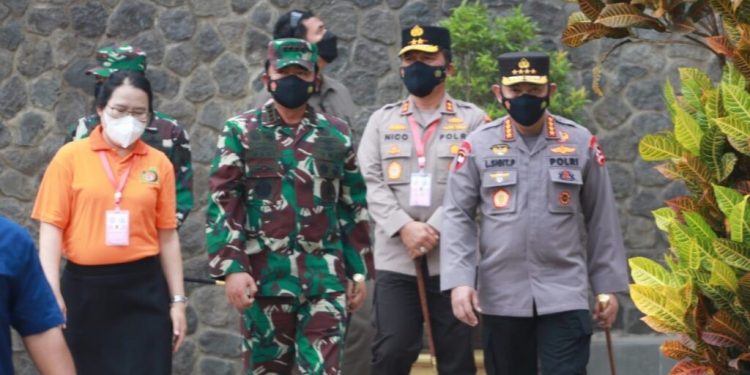 Panglima TNI dan Kapolri Tinjau Pelaksanaan Vaksinasi SMA Katolik di Malang