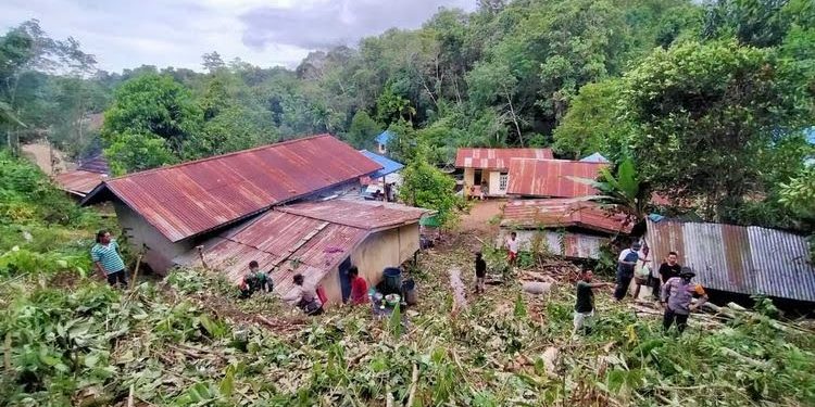 Gereja Katolik dan Rumah Warga di Kalbar Tertimbun Longsor