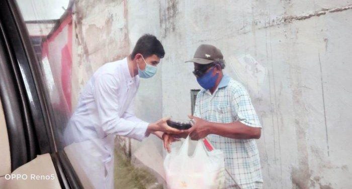 Jadi “Misionaris Jalanan,” Frater di Manado Bagi Makanan untuk Warga