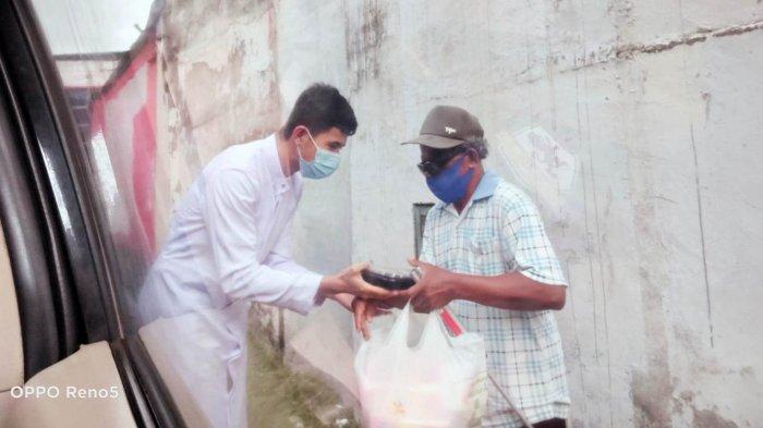 Jadi “Misionaris Jalanan,” Frater di Manado Bagi Makanan untuk Warga