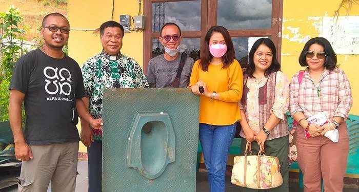 Pemuda Katolik Sanggau Kalbar Salurkan Bantuan Kloset Fiber