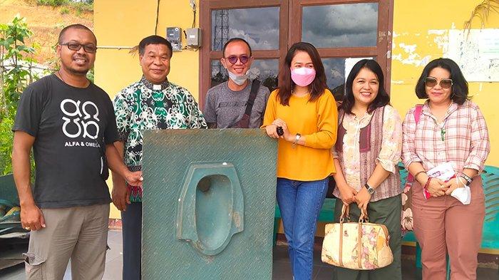 Pemuda Katolik Sanggau Kalbar Salurkan Bantuan Kloset Fiber