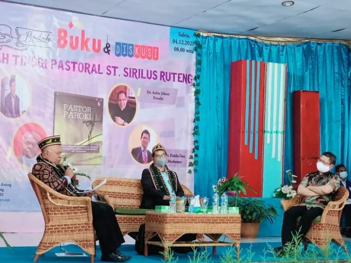 Stipas Ruteng Bedah  Buku “Pastor Paroki”, Karya Romo Doktor Ardus Jehaut