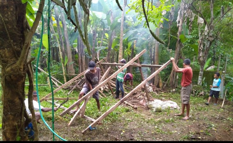 Solidaritas Adven Umat Katolik Tosari untuk Seorang Lansia yang Tanahnya Dihibahkan untuk Bangun Kapela