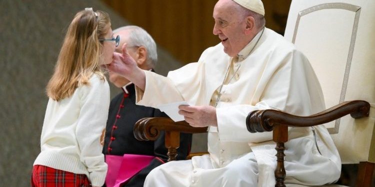 Paus kepada Anak-Anak: Tuhan Menatap Kita dengan Mata Cinta