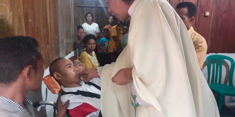Kisah Kakak-Adik Penderita Lumpuh Layu Terima Komuni Pertama di Atas Kursi Roda
