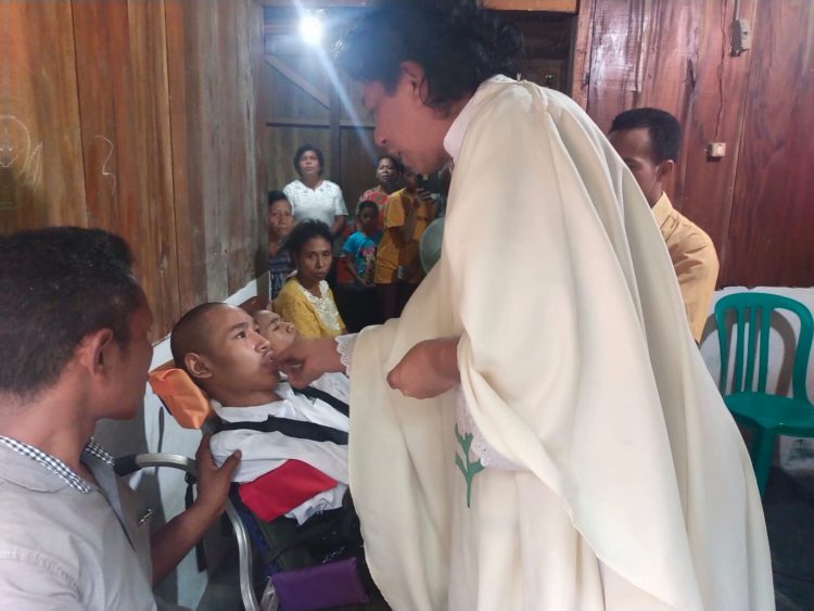 Kisah Kakak-Adik Penderita Lumpuh Layu Terima Komuni Pertama di Atas Kursi Roda