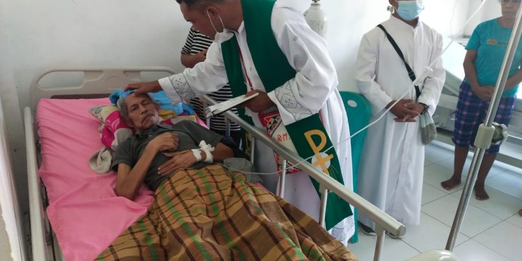 Hari Orang Sakit Sedunia: Pastor Paroki Waelengga Berikan Sakramen Minyak Suci kepada Pasien di Puskesmas