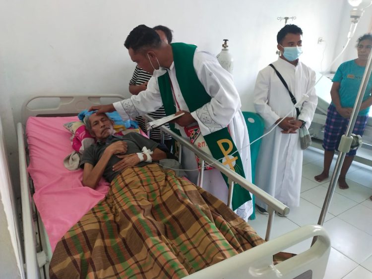 Hari Orang Sakit Sedunia: Pastor Paroki Waelengga Berikan Sakramen Minyak Suci kepada Pasien di Puskesmas