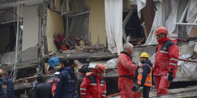 Paus Fransiskus Berduka atas Ribuan Korban Gempa di Turki dan Suriah