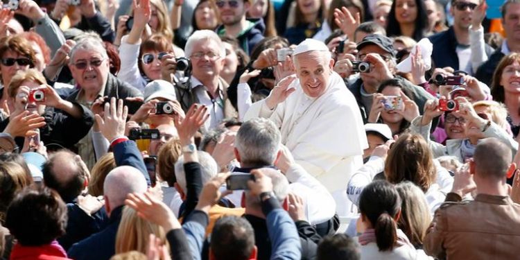 Sepuluh Tahun Kepemimpinan Paus Fransiskus: Bertambah atau Berkurang Jumlah Umat Katolik?