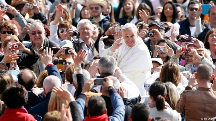 Sepuluh Tahun Kepemimpinan Paus Fransiskus: Bertambah atau Berkurang Jumlah Umat Katolik?
