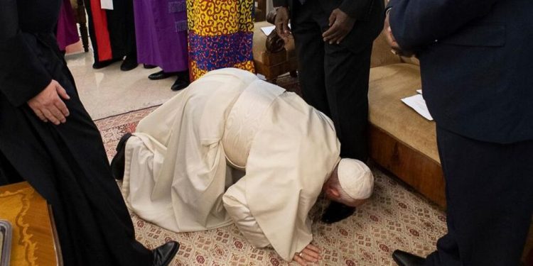 Sepuluh Tahun Menjadi Paus: Ini Sepuluh Aksi Ikonik Bapa Suci Fransiskus; Ketujuh: Cium Kaki Pemimpin Sudan Selatan