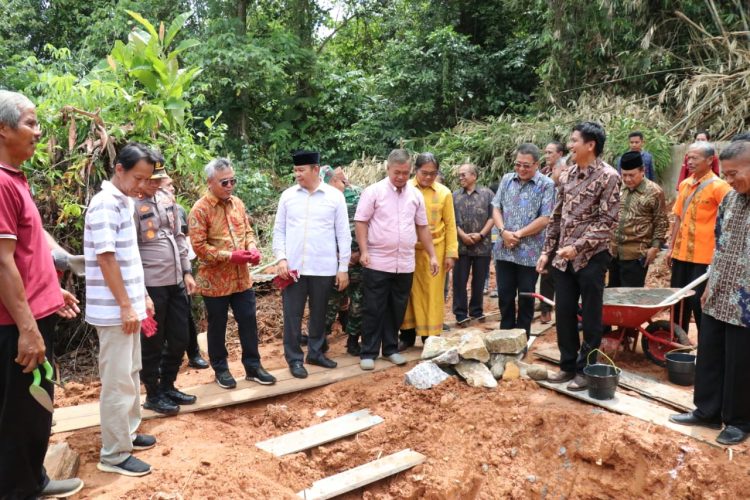 Peletakan Batu Pertama Pembangunan Gereja Katolik Santo Yosep-Malili, Bupati Apresiasi Toleransi Warga