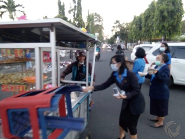 Warung Kasih Spesial Ramadan dari Umat Katolik: Paket Nasi Lengkap Hanya Dua Ribu Rupiah
