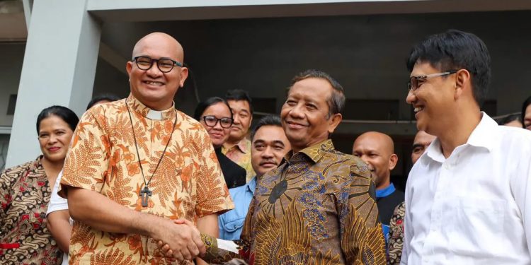 Menko Polhukam Kunjungi Romo Paschal yang Dikriminaliasi atas Perjuangannya Melawan Sindikat Perdagangan Orang