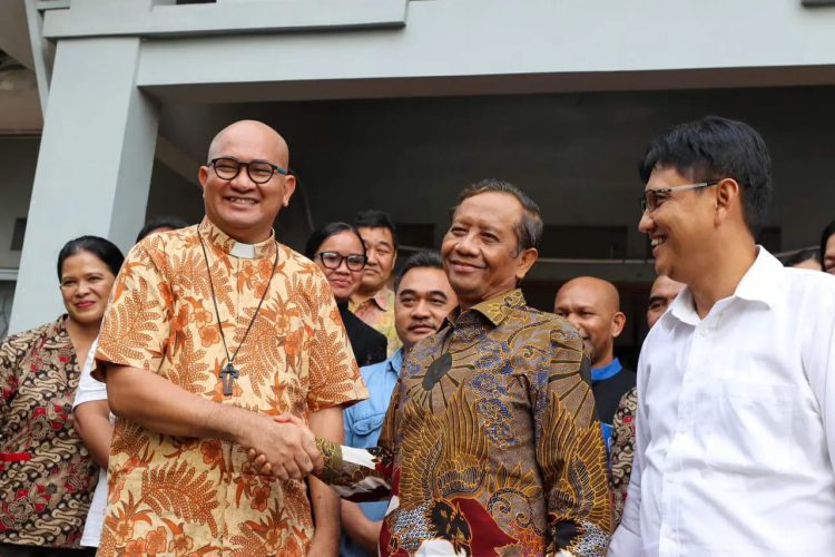 Menko Polhukam Kunjungi Romo Paschal yang Dikriminaliasi atas Perjuangannya Melawan Sindikat Perdagangan Orang