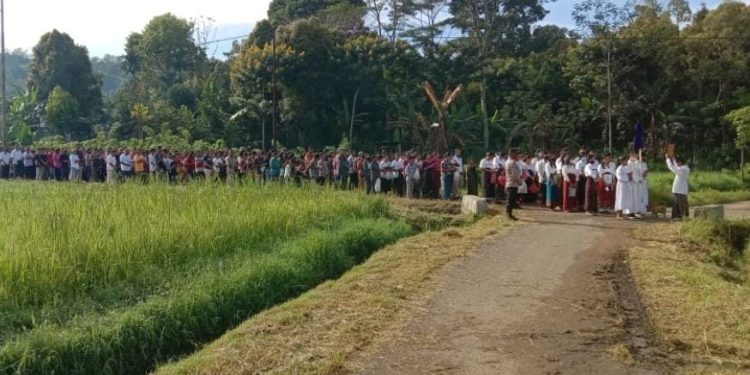 Prosesi Jalan Salib Umat Paroki di Flores: Doa, Merenung, dan Memungut Sampah