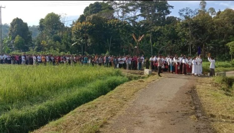 Prosesi Jalan Salib Umat Paroki di Flores: Doa, Merenung, dan Memungut Sampah