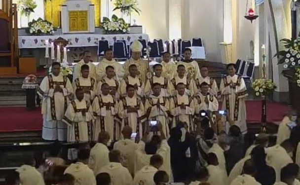 Uskup Malang Tahbiskan Belasan Frater dan Dua Diakon