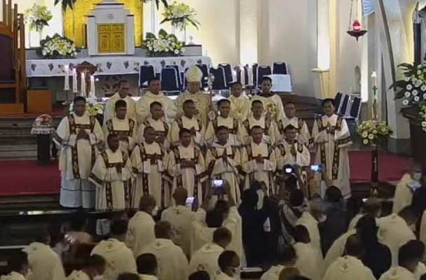 Uskup Malang Tahbiskan Belasan Frater dan Dua Diakon