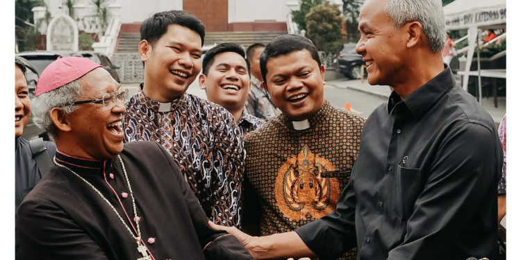 Capres Ganjar Pranowo Bertemu Uskup Paskalis OFM; Diajak Keliling Katedral Bogor