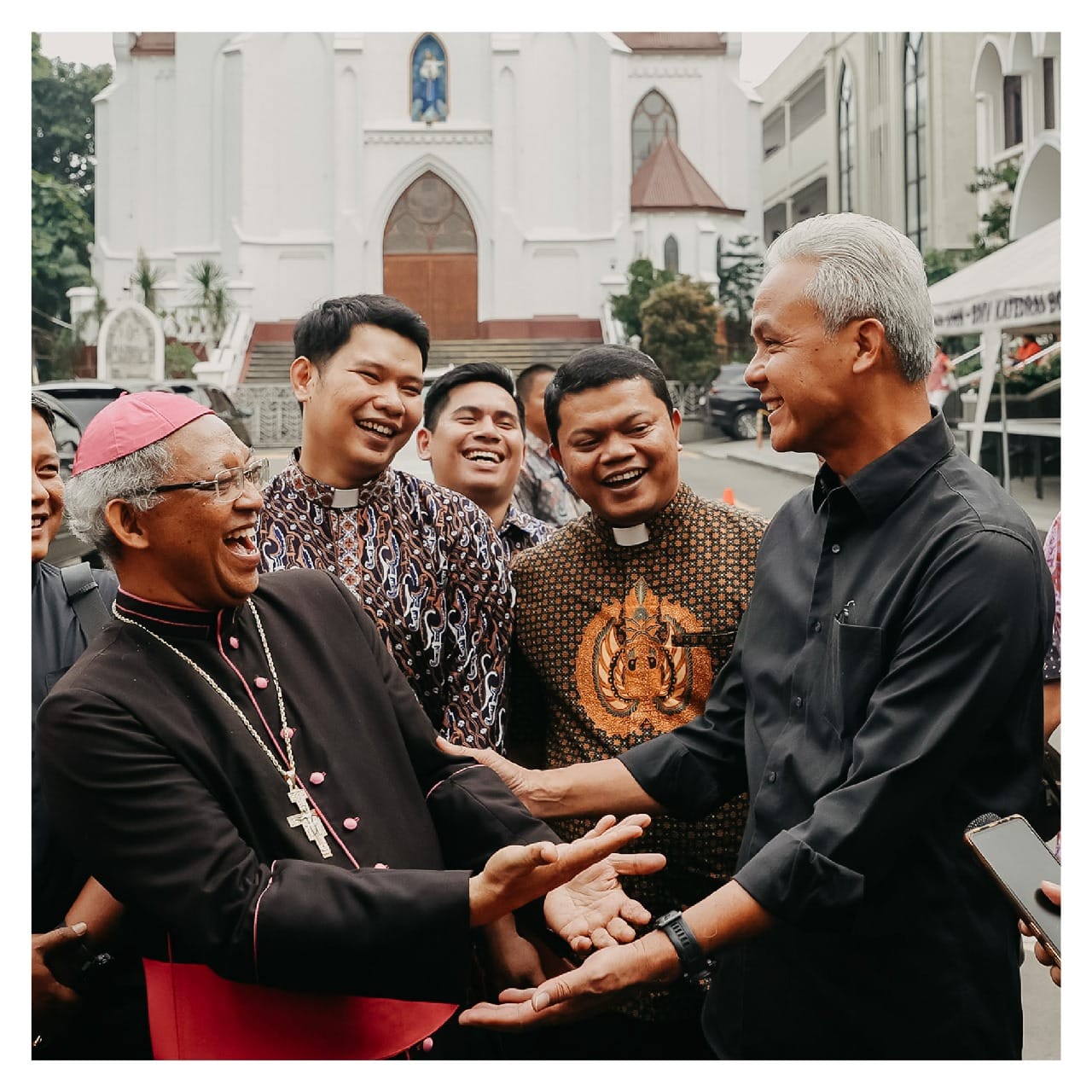 Capres Ganjar Pranowo Bertemu Uskup Paskalis OFM; Diajak Keliling Katedral Bogor